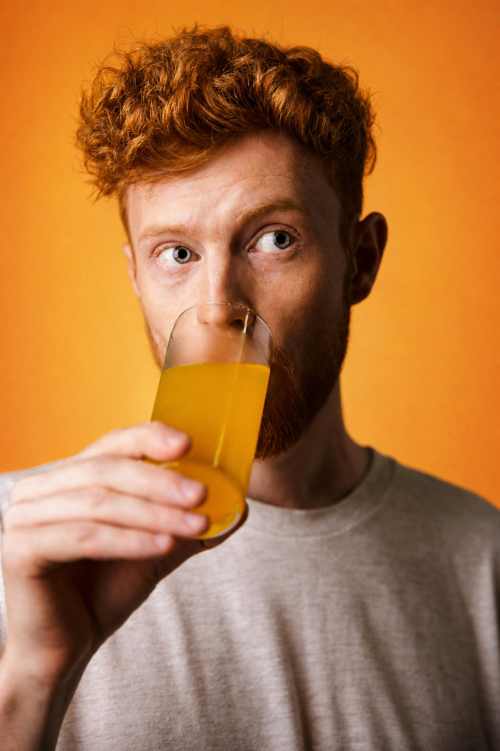 Un membre de l’équipe Pulpe, un verre de jus d’orange à la main